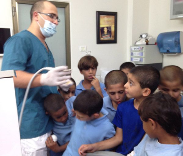 طلاب من مدرسة حسن عرفة الابتدائية في زيارة لعيادة أسنان الدكتور رمزي شقرا